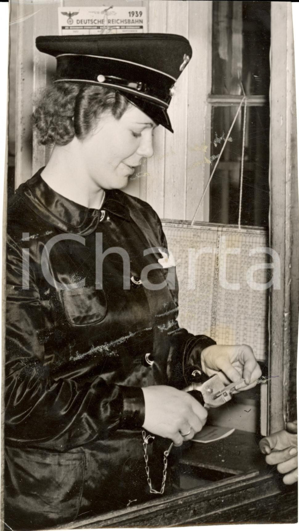 Fotografia d epoca originale 1943 BERLINO WW2 Una tranviera tedesca al servizio del lavoro FOTOGRAFIA 1