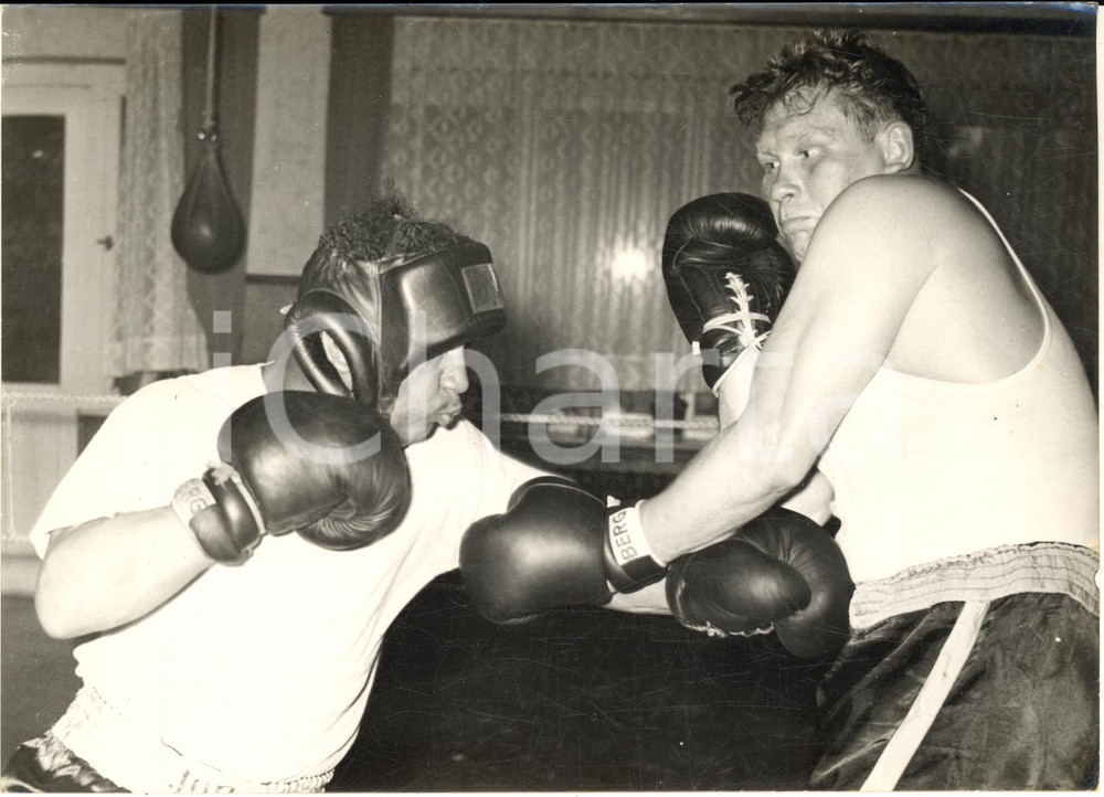 1955 BOXE ISERLOHN Pugile Heinz NEUHAUS in allenamento con Don ELLIS Foto Fotografia d'epoca con didascalia coeva.  CONDIZIONI: G (ma lieve sovraimpressione circolare)FORMATO: 18x13 cm     originale e autentica 1
