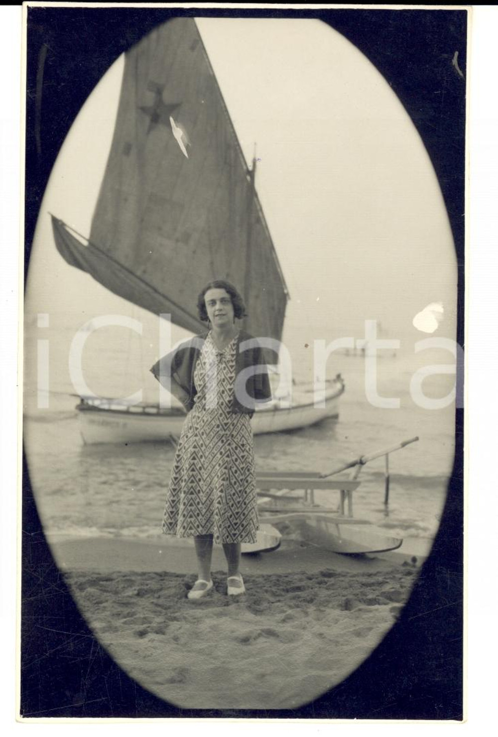 Fotografia d epoca originale 1932 CATTOLICA RN Donna sulla spiaggia tra le barche Fotografia FP 1