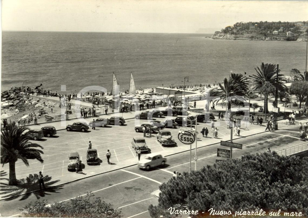 Cartolina originale da collezione 1956 VARAZZE SV Nuovo piazzale sul mare con ditrubutore ESSO ANIMATA con auto 1