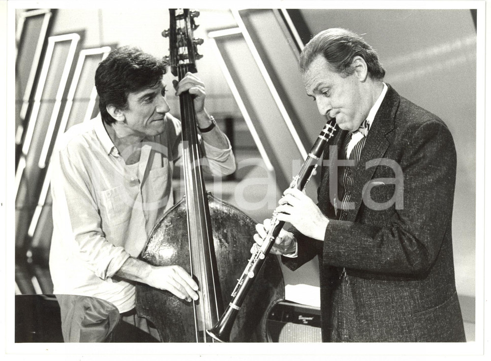 Fotografia d epoca originale 1986  RAI 1  IO A MODO MIO Gigi PROIETTI suona con Renzo ARBORE 1