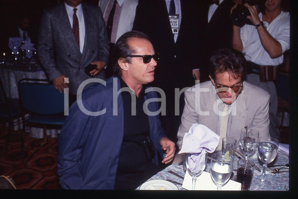 35mm vintage slide* 1988 TRUMP PLAZA - CINEMA Jack NICHOLSON Warren BEATTY La diapositiva ritrae Jack Nicholson insieme a Warren Beatty al Trump Plaza durante l'incontro tra Mike Tyson e Michael SpinksDiapositiva d'epoca, in formato 35 mm. CONDIZIONI: GOODTutti i diritti riservati.E' severamente vietata la riproduzione. ICharta mette in vendita, sul negozio eBay e in esclusiva sul sito "icharta" il proprio archivio composto da numerose diapositive e negativi fotografici d'epoca, tutti originali e autentici, che attraversano la storia del costume italiano tra gli la fine degli anni Sessanta e Novanta.Si tratta di uno sguardo inedito sull'attualit&agrave;, la politica, la vita quotidiana, il gossip e la cultura, che fotografa il cambiamento della nazione in quest'ultimo scorcio del XX secolo. Un'occasione unica per il mercato del collezionismo, che vede finalmente disponibile un archivio eccezionale per vastit&agrave;, tematiche e condizioni, in un settore (il negativo fotografico e la diapositiva) di assoluta novit&agrave; e dalle interessanti prospettive di investimento.  originale e autentica 1