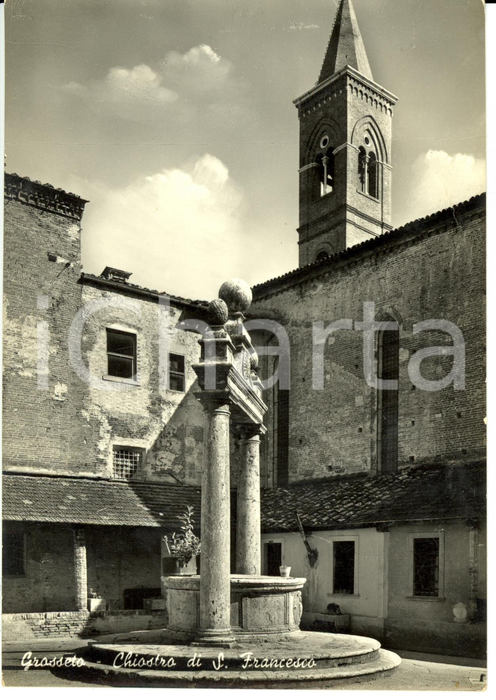 Cartolina originale da collezione 1969 GROSSETO Chiostro della Chiesa SAN FRANCESCO con POZZO DELLA BUFALA *FG VG 1