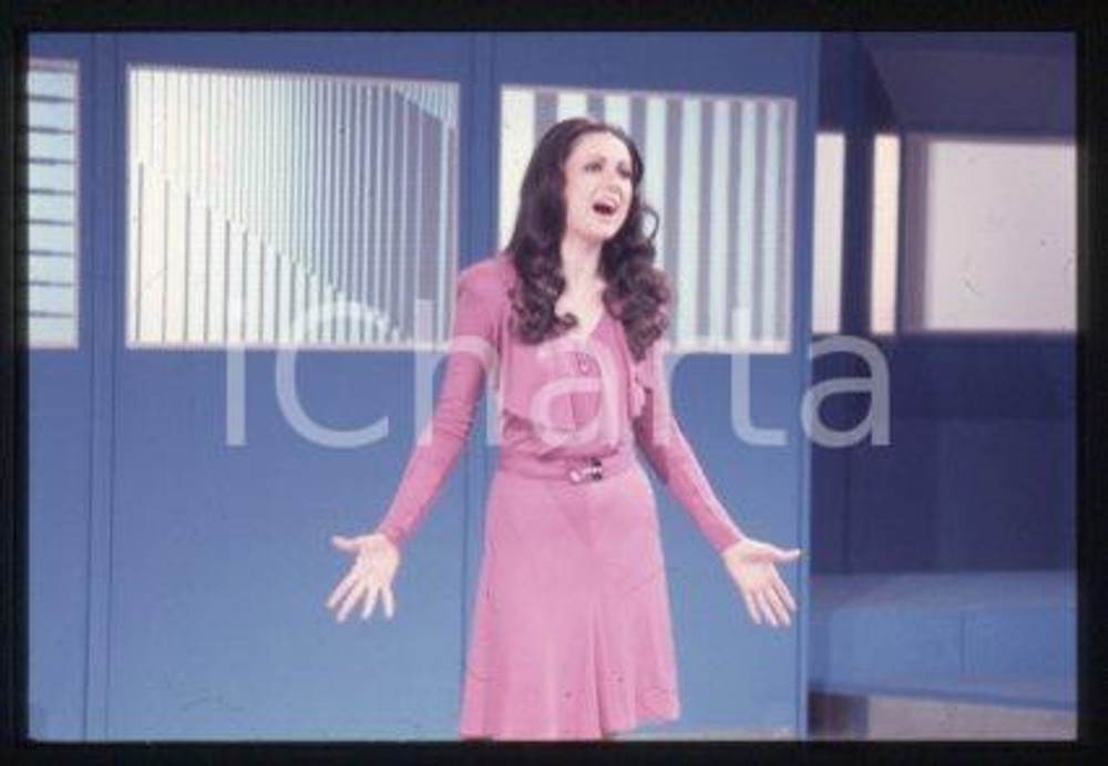 35mm vintage slide* 1985 ca ITALIA - MUSICA Gigliola CINQUETTI Ritratto (40)  Diapositiva d'epoca, in formato 35 mm.CONDIZIONI: GOODE' severamente vietata la riproduzione. Tutti i diritti sono riservati.Nella diapositiva ICharta mette in vendita, sul negozio eBay e in esclusiva sul sito "icharta" il proprio archivio composto da numerose diapositive e negativi fotografici d'epoca, tutti originali e autentici, che attraversano la storia del costume italiano tra gli la fine degli anni Sessanta e Novanta.Si tratta di uno sguardo inedito sull'attualit&agrave;, la politica, la vita quotidiana, il gossip e la cultura, che fotografa il cambiamento della nazione in quest'ultimo scorcio del XX secolo. Un'occasione unica per il mercato del collezionismo, che vede finalmente disponibile un archivio eccezionale per vastit&agrave;, tematiche e condizioni, in un settore (il negativo fotografico e la diapositiva) di assoluta novit&agrave; e dalle interessanti prospettive di investimento. GOOD/buono   originale e autentica 1