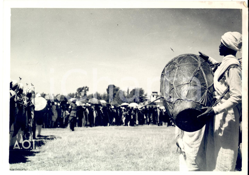 Fotografia d epoca originale 1938 ADDIS ABEBA ETIOPIA A.O.I. Musicanti indigeni accolgono Attilio TERUZZI 1