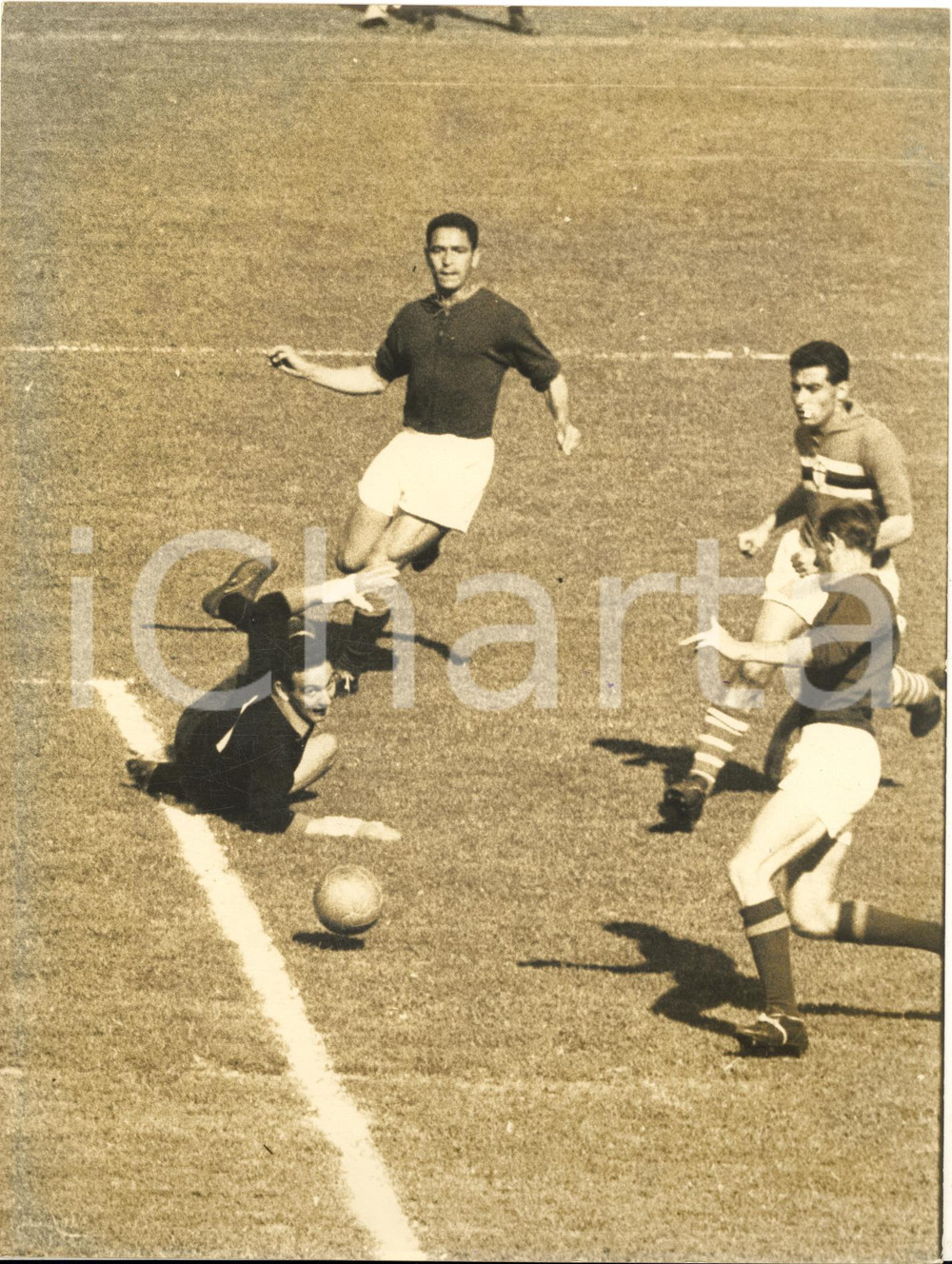 1960 CALCIO SERIE A ROMA-SAMPDORIA 6-1 Pedro MANFREDINI segna il 2Â° goal - Foto  Fotografia d'epoca, con didascalia coeva al verso.   CONDIZIONI: G (ma minima piegatura centrale e sovraimpressione al lato destro)FORMATO: 18x24 cm      originale e autentica 1