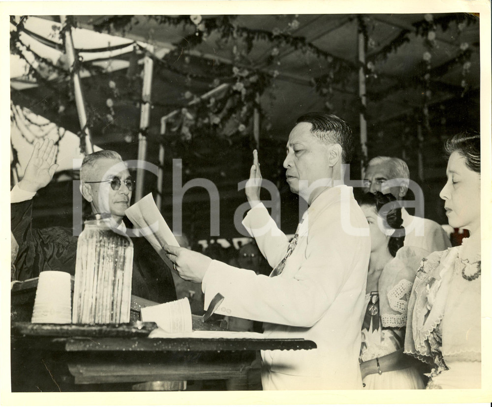 Fotografia d epoca originale 1946 FILIPPINE Manuel ACUNA ROXAS nuovo Presidente giura davanti a Manuel MORAN 1