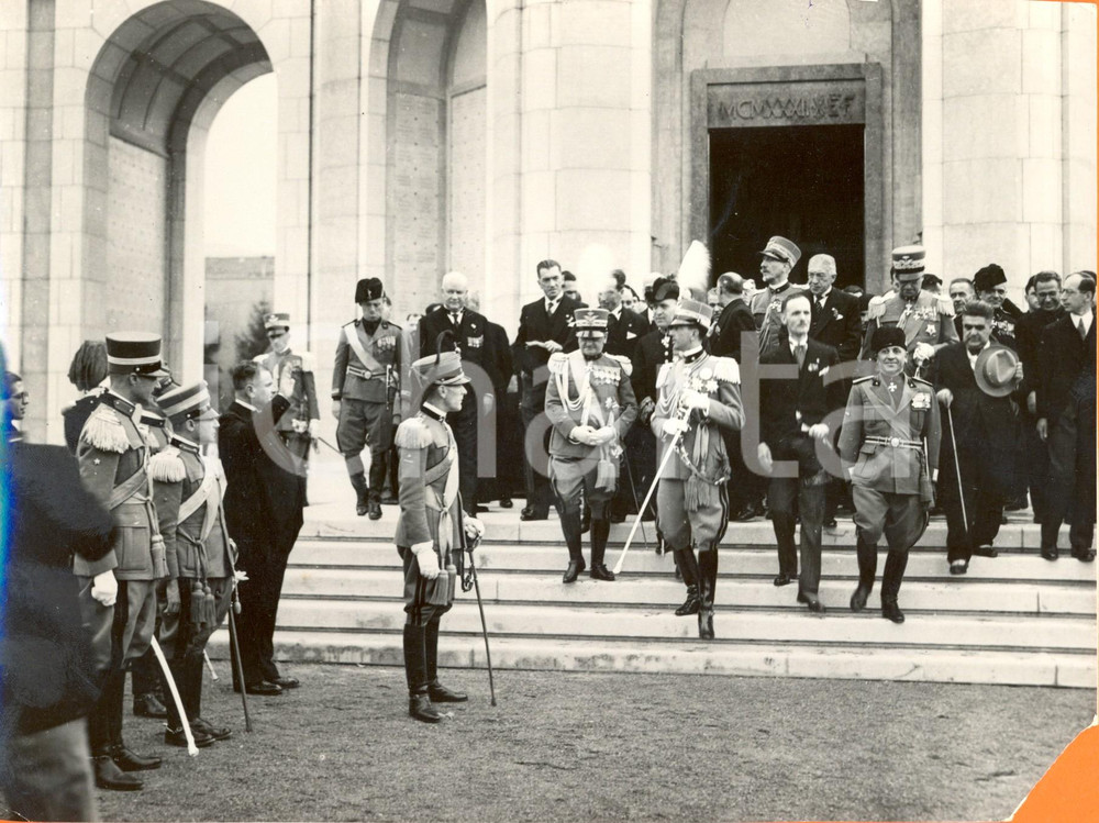 Fotografia d epoca originale 1933 BRESCIA Umberto di SAVOIA all uscita dall ossario dei Caduti al cimitero 1