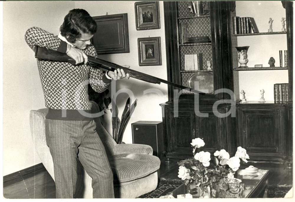 1972 MILANO Fabio CAPELLO sistema un fucile in casa (2) Foto 30x20 cm