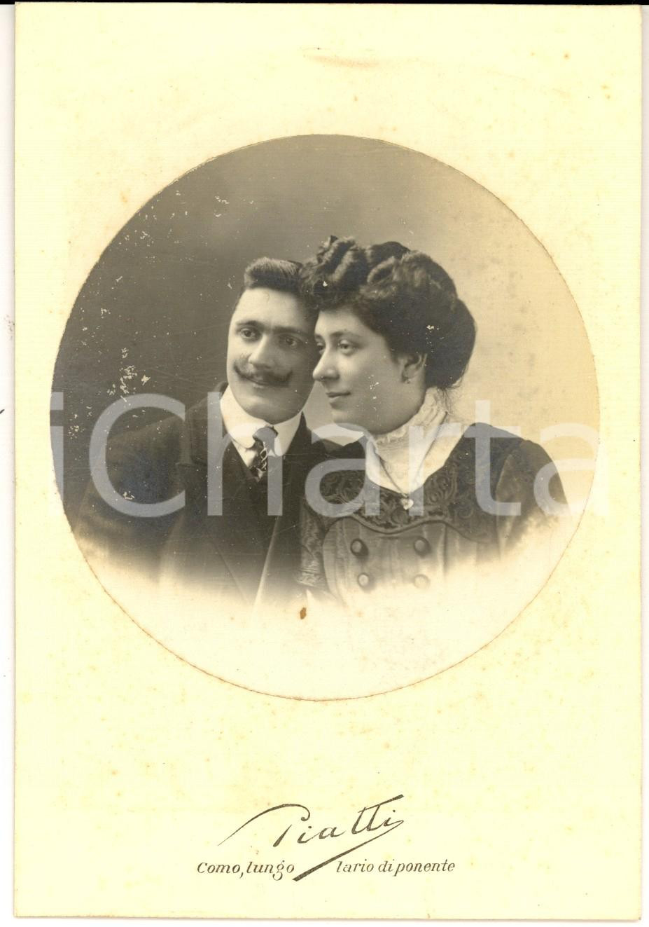 Fotografia d epoca originale 1900 ca COMO Ritratto di Natale CARAMAZZA con la moglie Dorina Foto PIATTI 1