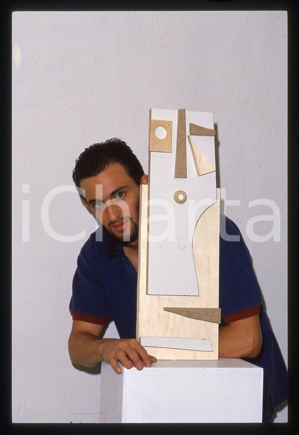35mm vintage slide* 1995 ca ITALIA ARTE Andrea BAJ durante una mostra (9)  Diapositiva d'epoca, in formato 35 mm.CONDIZIONI: GOOD   Tutti i diritti riservati.E' severamente vietata la riproduzione. ICharta mette in vendita, sul negozio eBay e in esclusiva sul sito "icharta" il proprio archivio composto da numerose diapositive e negativi fotografici d'epoca, tutti originali e autentici, che attraversano la storia del costume italiano tra gli la fine degli anni Sessanta e Novanta.Si tratta di uno sguardo inedito sull'attualit&agrave;, la politica, la vita quotidiana, il gossip e la cultura, che fotografa il cambiamento della nazione in quest'ultimo scorcio del XX secolo. Un'occasione unica per il mercato del collezionismo, che vede finalmente disponibile un archivio eccezionale per vastit&agrave;, tematiche e condizioni, in un settore (il negativo fotografico e la diapositiva) di assoluta novit&agrave; e dalle interessanti prospettive di investimento.  originale e autentica 1