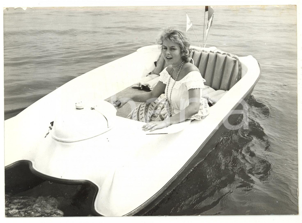 1954 VENEZIA Mostra del CINEMA - Snezana MIHAJLOVIC in gita in barca *Foto 13x18 Fotografia d'epoca, con didascalia coeva al verso. CONDIZIONI: G (ma minima mancanza di pellicola all'angolo superiore sinistro; piccola piegatura all'angolo inferiore destro)FORMATO: 13x18 cm    originale e autentica 1