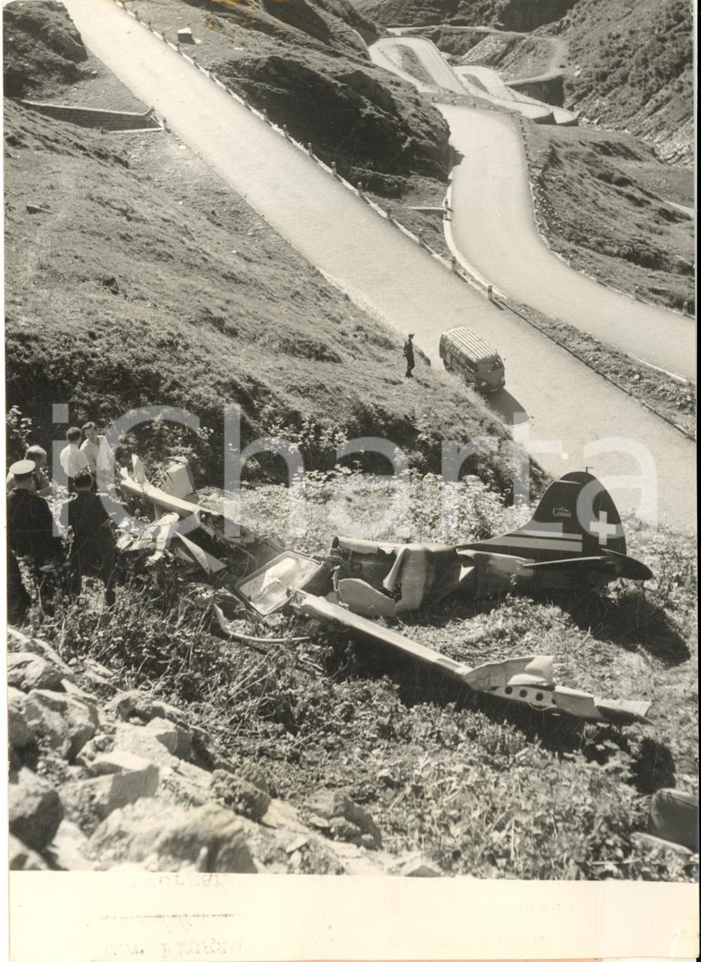 1954 PASSO DEL SAN GOTTARDO Soccorritori tra i rottami di un aereo CESSNA *Foto