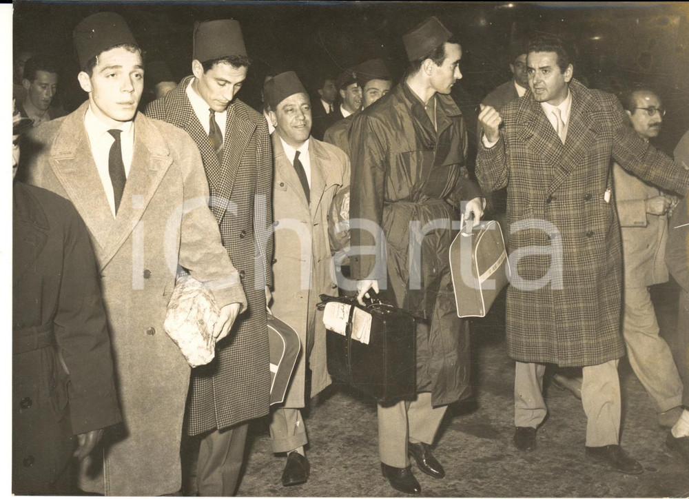 1955 ROMA Nazionale B di CALCIO italiana al rientro dal Cairo *Foto 18x13 cm  Fotografia d'epoca con didascalia coeva. CONDIZIONI: FAIR (aloni) FORMATO: 18x13 cm     originale e autentica 1