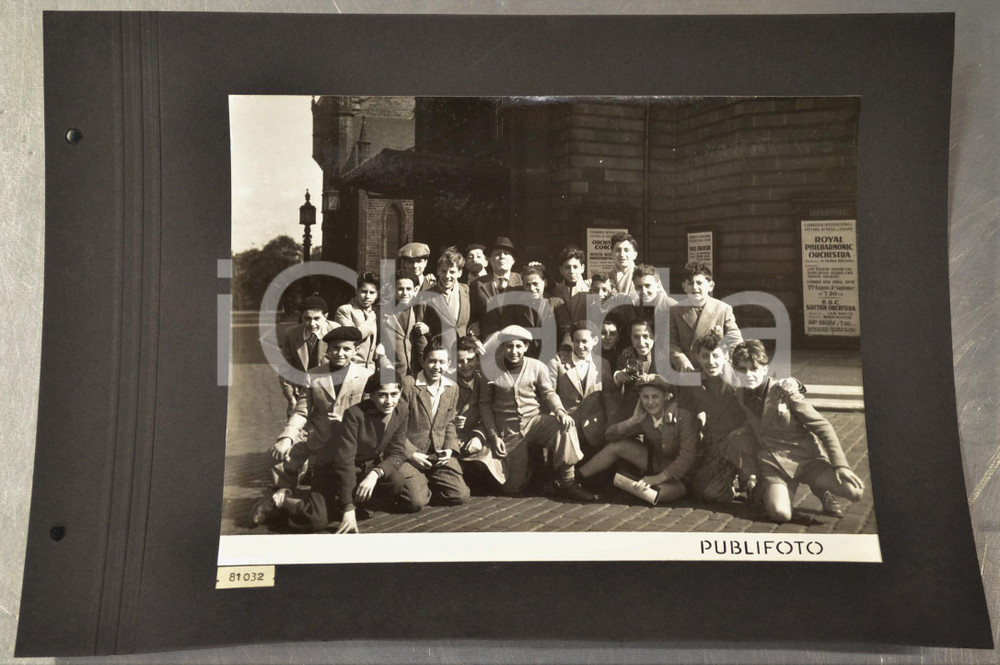 1950 EDINBURGH USHER HALL Bambini del coro del TEATRO ALLA SCALA *Foto 35x25 Fotografia d'epoca, montata su cartoncino morbido.La fotografia &egrave; relativa alla tourn&eacute;e inglese del Teatro alla Scala, svoltasi nel settembre 1950.CONDIZIONI: G (fori da classificatore al margine sinistro del cartoncino)    originale e autentica 1