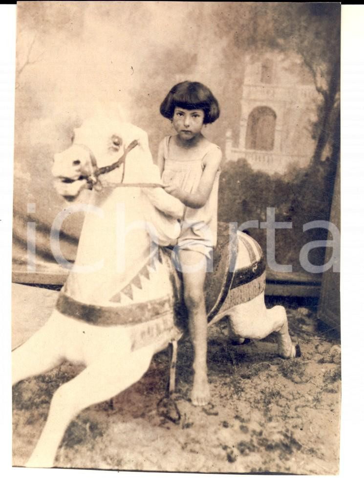 Fotografia d epoca originale 1930 ca ITALIA Ritratto di bambina su cavallino di legno Foto CURIOSA 9x12 cm 1