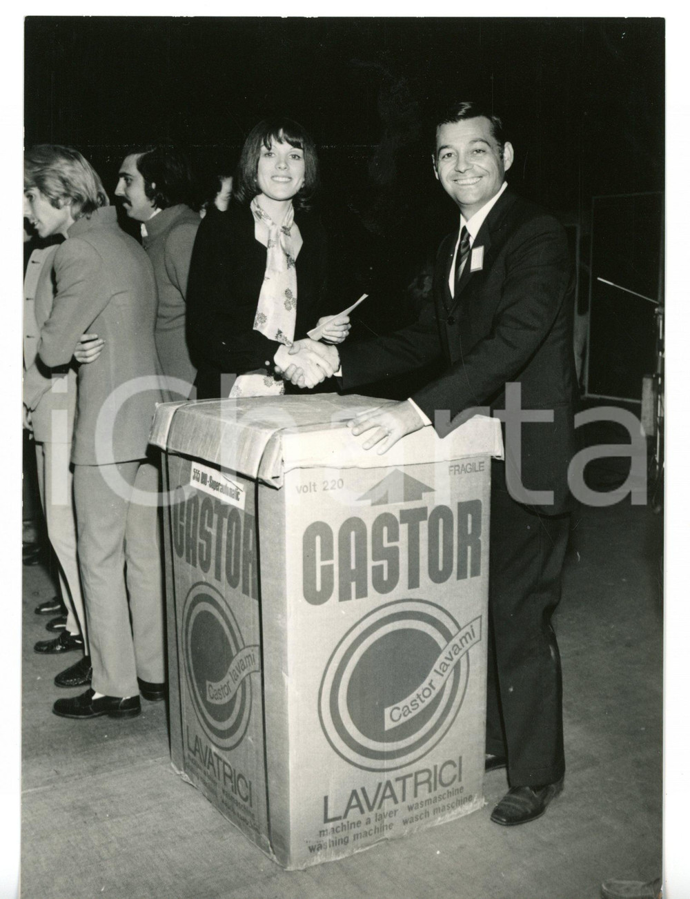 1969 CANTAGIRO Caterina CASELLI vince una lavatrice CASTOR *Foto 13x18 cm Fotografia d'epoca con didascalia coeva al verso. CONDIZIONI: G (ma piccola piegatura all'angolo inferiore destro)FORMATO: 13x18 cm     originale e autentica 1