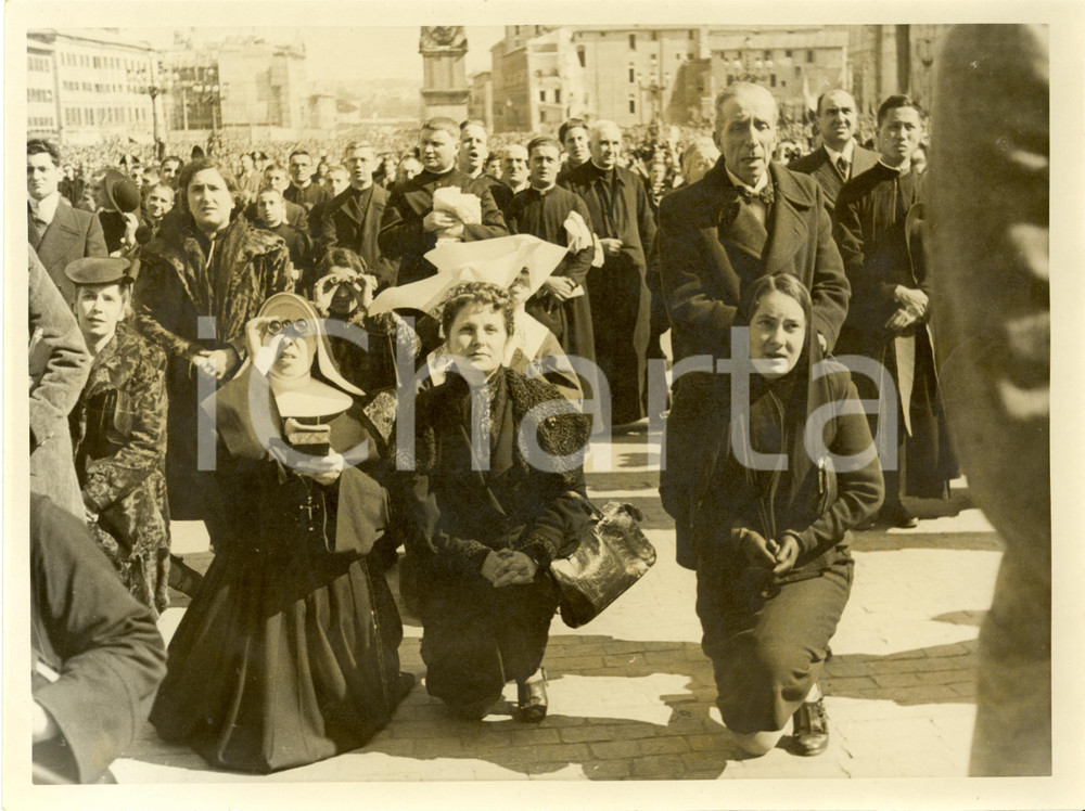 Fotografia d epoca originale 1939 CITTA  DEL VATICANO Fedeli ricevono benedizione di PIO XII Foto 1