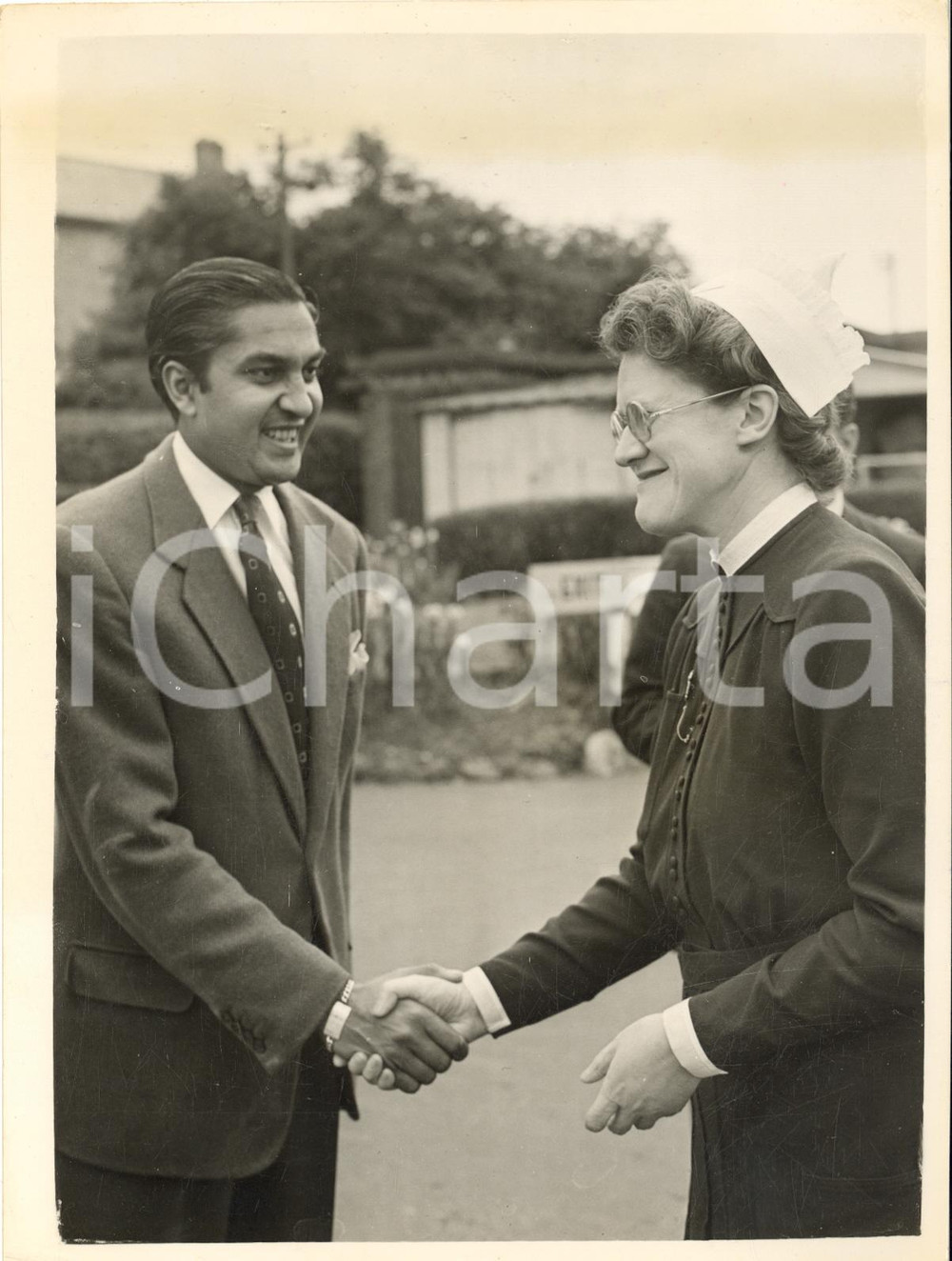1953 HITCHIN UK Jagaddipendra Narayan Maharajah of Cooch-Behar leaving hospital  Fotografia d'epoca, con didascalia dattiloscritta coeva. CONDIZIONI: POOR (alone al margine superiore)FORMATO: 15x20 cm    originale e autentica 1