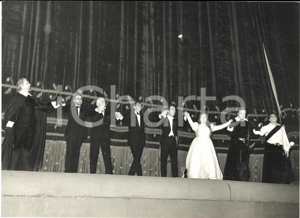 1967 MILANO Teatro alla Scala - Gli artisti di "Lucia di Lammermoor" sul palco