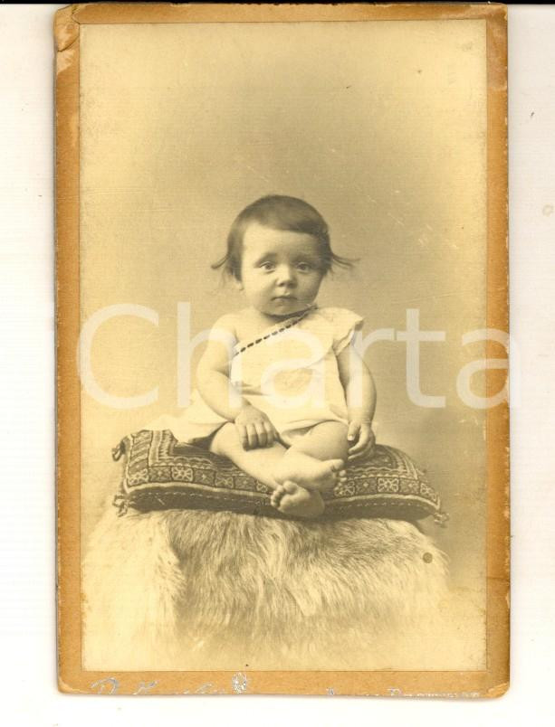 Fotografia d epoca originale 1905 ca AIXENPROVENCE Ritratto di bambina su un cuscino Foto R. JOUVEN CDV 1
