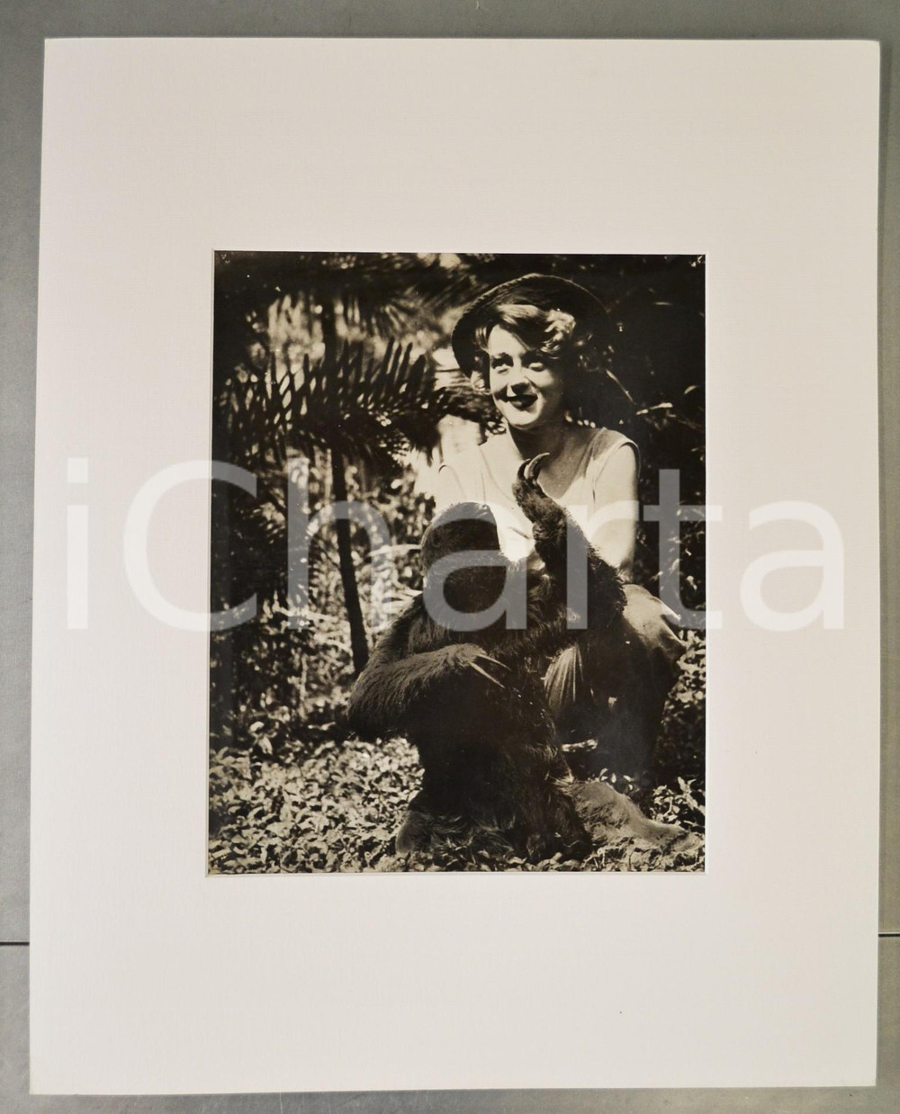 1954 CINEMA "L'Amazone nue" di Zygmunt Sulistrowski - Foto di scena passepartout Fotografia d'epoca, incorniciata con passepartout in cartoncino pesante.Timbri al verso.  FAIR/discreto lievi piegature alla fotografia Formato: 40x50 cm (cartoncino); 24x30 cm (fotografia) originale e autentica 1