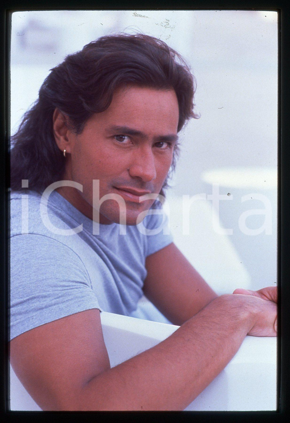 35mm vintage slide*1989 FESTIVAL DE DEAUVILLE - Daniel UBAUD - Ritratto (1)  Diapositiva d'epoca, in formato 35 mm.                                                                      CONDIZIONI: GOODE' severamente vietata la riproduzione. Tutti i diritti sono riservati. ICharta mette in vendita, sul negozio eBay e in esclusiva sul sito "icharta" il proprio archivio composto da numerose diapositive e negativi fotografici d'epoca, tutti originali e autentici, che attraversano la storia del costume italiano tra gli la fine degli anni Sessanta e Novanta.Si tratta di uno sguardo inedito sull'attualit&agrave;, la politica, la vita quotidiana, il gossip e la cultura, che fotografa il cambiamento della nazione in quest'ultimo scorcio del XX secolo. Un'occasione unica per il mercato del collezionismo, che vede finalmente disponibile un archivio eccezionale per vastit&agrave;, tematiche e condizioni, in un settore (il negativo fotografico e la diapositiva) di assoluta novit&agrave; e dalle interessanti prospettive di investimento.  originale e autentica 1