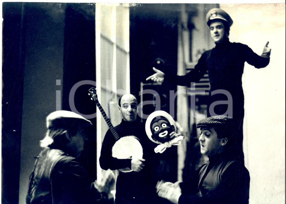 1965 ca CABARET I GUFI - Scena da uno spettacolo con banjo - Fotografia 30x21 cm