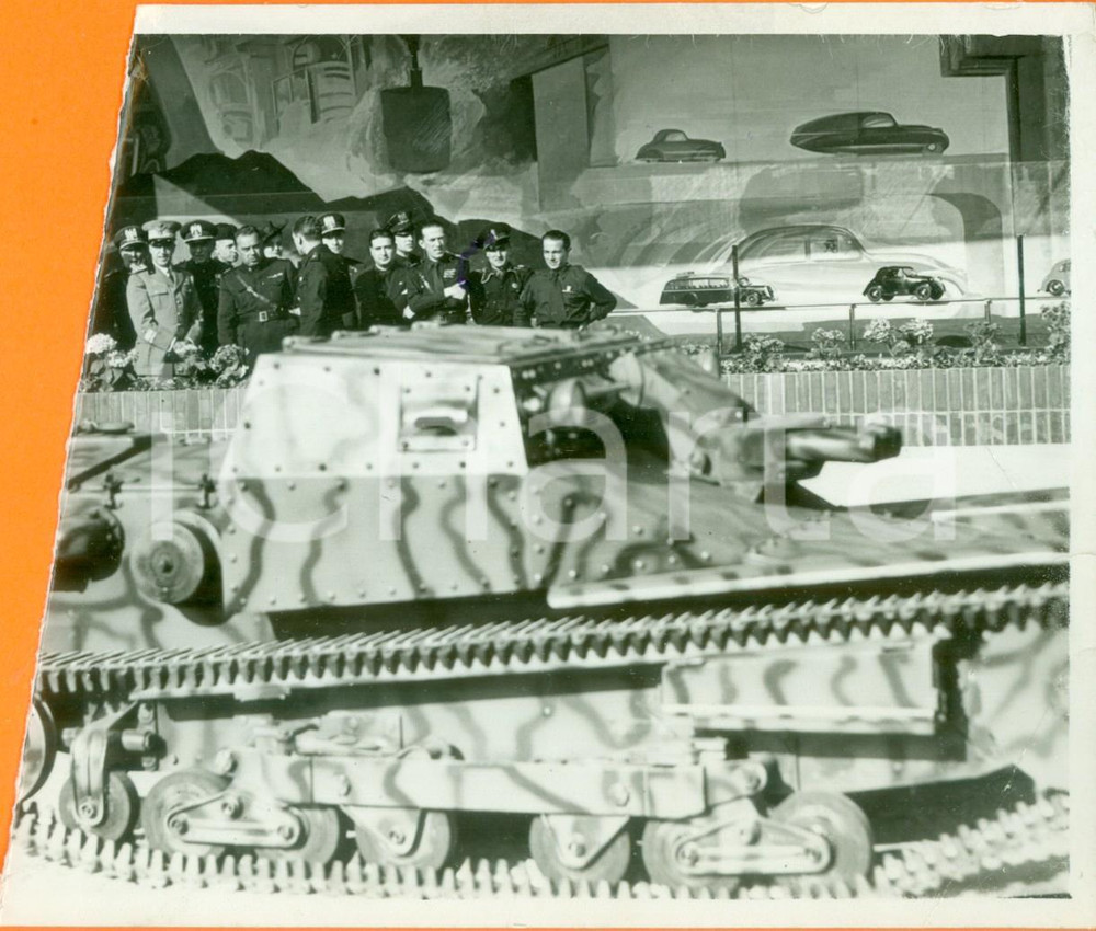 Fotografia d epoca originale 1939 MILANO FIERA CAMPIONARIA Umberto II osserva nuovo carro armato DANNEGGIATA 1