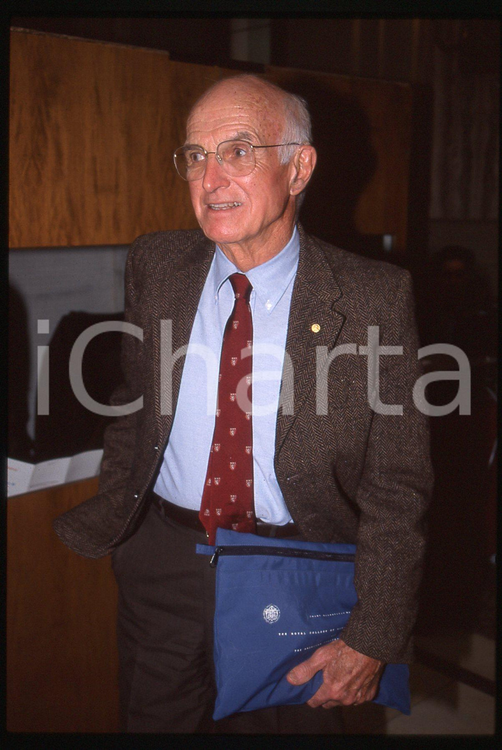 35mm vintage slide* 1997 MILANO Joseph MURRAY al convegno "DIECI NOBEL" (6)  Diapositiva d'epoca, in formato 35 mm.La diapositiva illustra Joseph Murray presente al convegno "Dieci Nobel per il Futuro", svoltosi nel dicembre 1997 a Milano, presso il Centro congressi Fondazione Cariplo. CONDIZIONI: GOOD  Tutti i diritti riservati.E' severamente vietata la riproduzione. ICharta mette in vendita, sul negozio eBay e in esclusiva sul sito "icharta" il proprio archivio composto da numerose diapositive e negativi fotografici d'epoca, tutti originali e autentici, che attraversano la storia del costume italiano tra gli la fine degli anni Sessanta e Novanta.Si tratta di uno sguardo inedito sull'attualit&agrave;, la politica, la vita quotidiana, il gossip e la cultura, che fotografa il cambiamento della nazione in quest'ultimo scorcio del XX secolo. Un'occasione unica per il mercato del collezionismo, che vede finalmente disponibile un archivio eccezionale per vastit&agrave;, tematiche e condizioni, in un settore (il negativo fotografico e la diapositiva) di assoluta novit&agrave; e dalle interessanti prospettive di investimento.  originale e autentica 1