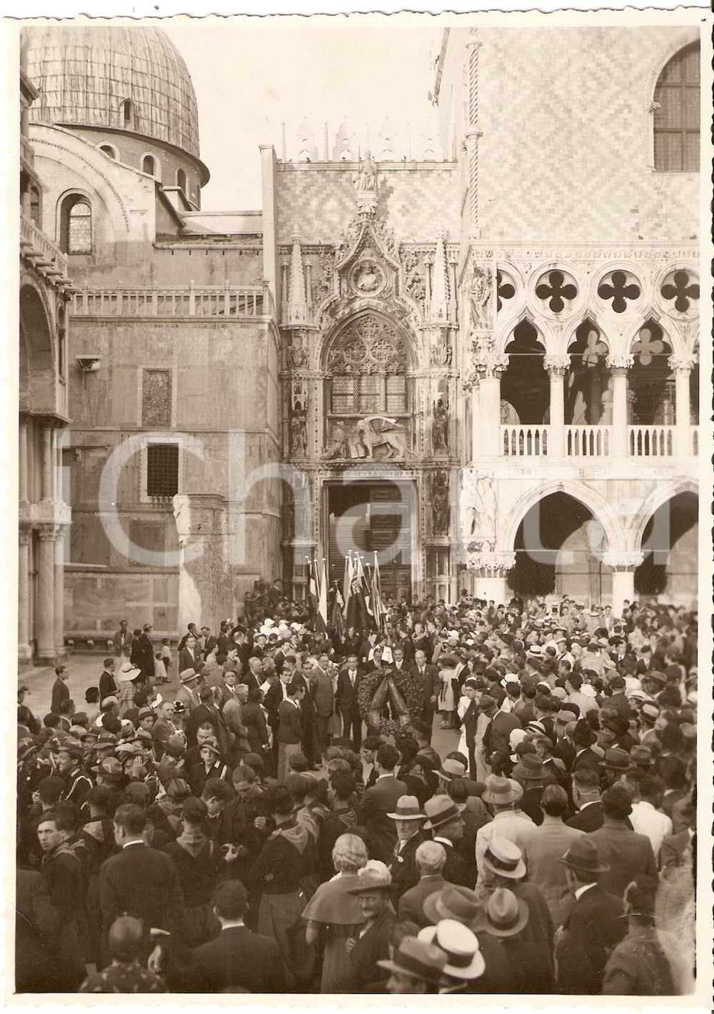 Fotografia d'epoca originale 1935 ca VENEZIA Studenti universitari depongono corona a Caduti *Fotografia 1