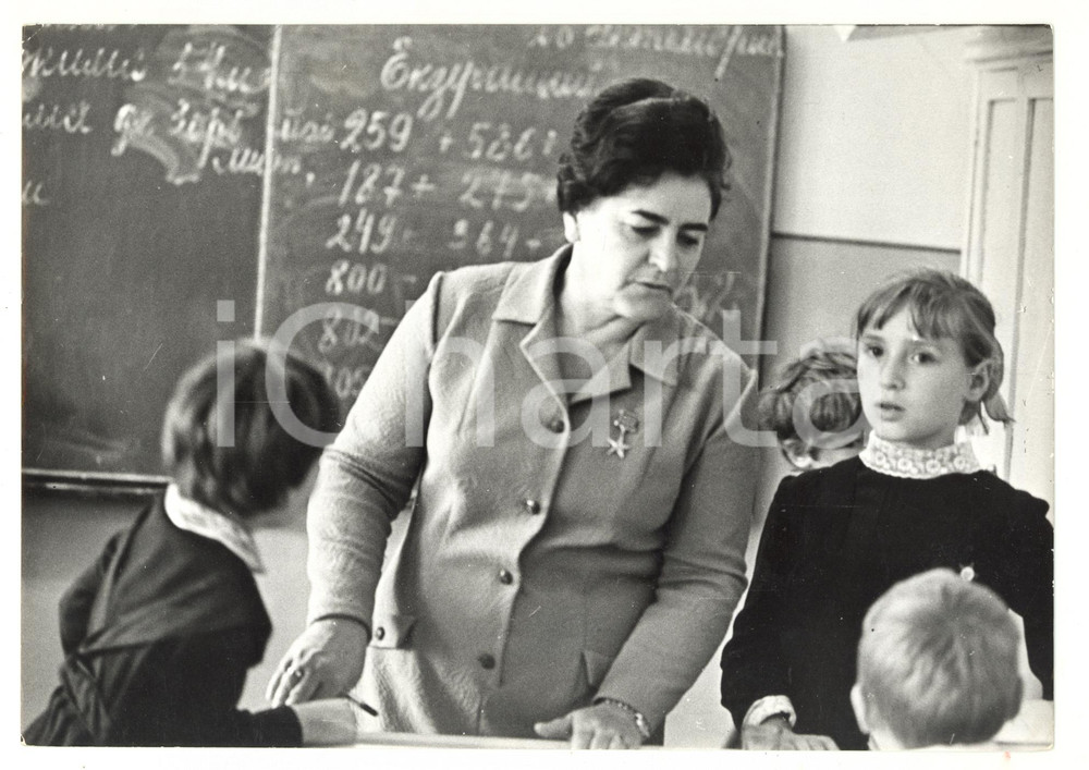 1970 ca CHISINAU (MOLDAVIA) Prof. Lidia VAKAROVA “ Eroina del Lavoro Socialista”