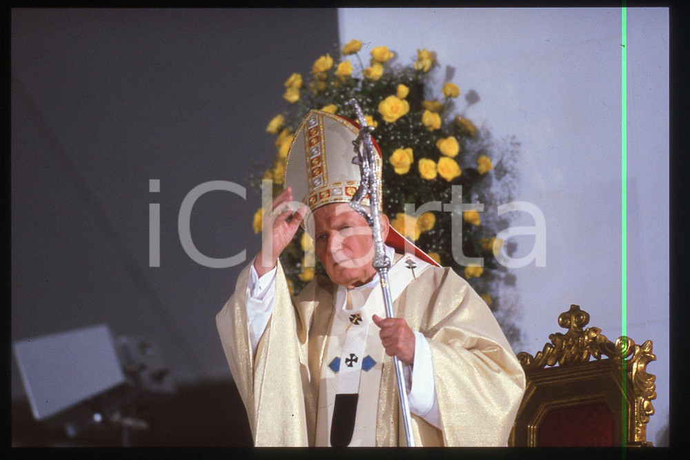 35mm vintage slide* 1994 CATANIA Giovanni Paolo II - Madonna del pianto (9)  Diapositiva d'epoca, in formato 35 mm.CONDIZIONI: GOODE' severamente vietata la riproduzione. Tutti i diritti sono riservati.Nella diapositiva ICharta mette in vendita, sul negozio eBay e in esclusiva sul sito "icharta" il proprio archivio composto da numerose diapositive e negativi fotografici d'epoca, tutti originali e autentici, che attraversano la storia del costume italiano tra gli la fine degli anni Sessanta e Novanta.Si tratta di uno sguardo inedito sull'attualit&agrave;, la politica, la vita quotidiana, il gossip e la cultura, che fotografa il cambiamento della nazione in quest'ultimo scorcio del XX secolo. Un'occasione unica per il mercato del collezionismo, che vede finalmente disponibile un archivio eccezionale per vastit&agrave;, tematiche e condizioni, in un settore (il negativo fotografico e la diapositiva) di assoluta novit&agrave; e dalle interessanti prospettive di investimento.  FAIR/discreto   originale e autentica 1