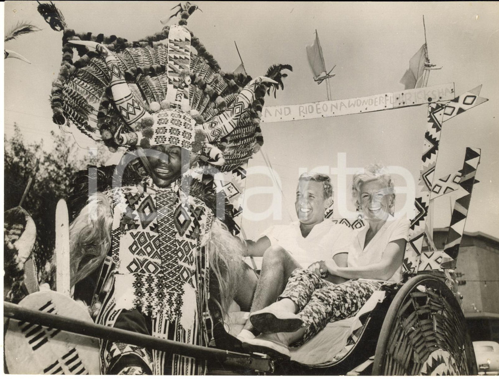 1956 DURBAN (SOUTH AFRICA) Digby WOLFE Evelyn DORAT on a local cart *Photo