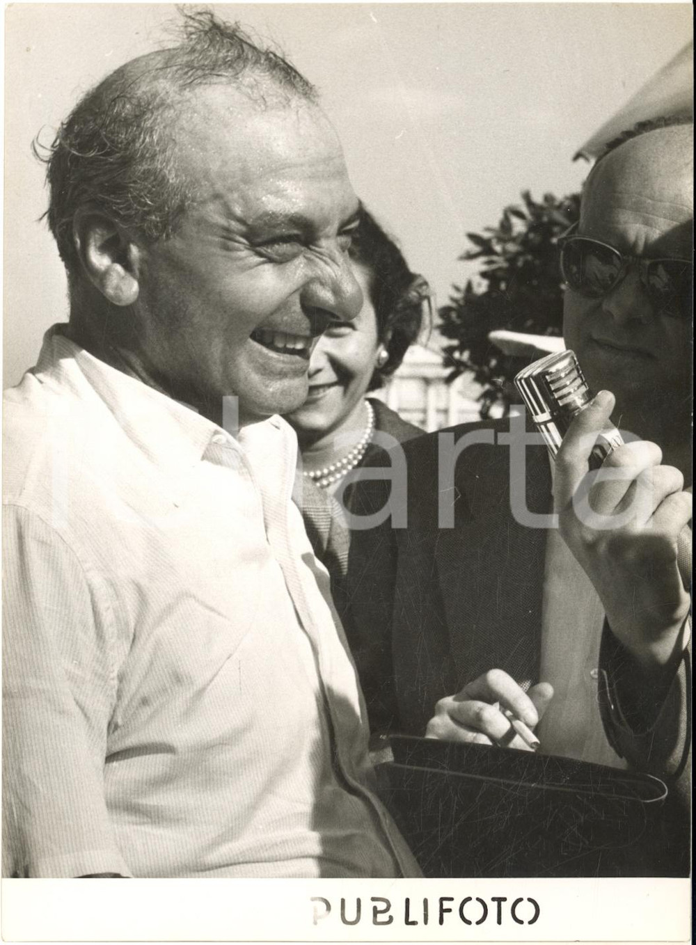 1953 MOTONAUTICA Raid PAVIA-VENEZIA Festa per il vincitore Renzo RIVOLTA - Foto  Fotografia d'epoca con didascalia coeva al verso.   CONDIZIONI: FAIR (sovraimpressione lineare a sinistra e circolare al margine inferiore)FORMATO: 13x18 cm     originale e autentica 1