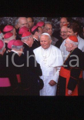 35mm vintage slide* 1995 - Brussels, MISSIONARY, Giovanni Paolo II  Diapositiva d'epoca, in formato 35 mm.CONDIZIONI: GOODE' severamente vietata la riproduzione. Tutti i diritti sono riservati.Nella diapositiva ICharta mette in vendita, sul negozio eBay e in esclusiva sul sito "icharta" il proprio archivio composto da numerose diapositive e negativi fotografici d'epoca, tutti originali e autentici, che attraversano la storia del costume italiano tra gli la fine degli anni Sessanta e Novanta.Si tratta di uno sguardo inedito sull'attualit&agrave;, la politica, la vita quotidiana, il gossip e la cultura, che fotografa il cambiamento della nazione in quest'ultimo scorcio del XX secolo. Un'occasione unica per il mercato del collezionismo, che vede finalmente disponibile un archivio eccezionale per vastit&agrave;, tematiche e condizioni, in un settore (il negativo fotografico e la diapositiva) di assoluta novit&agrave; e dalle interessanti prospettive di investimento.  FAIR/discreto   originale e autentica 1