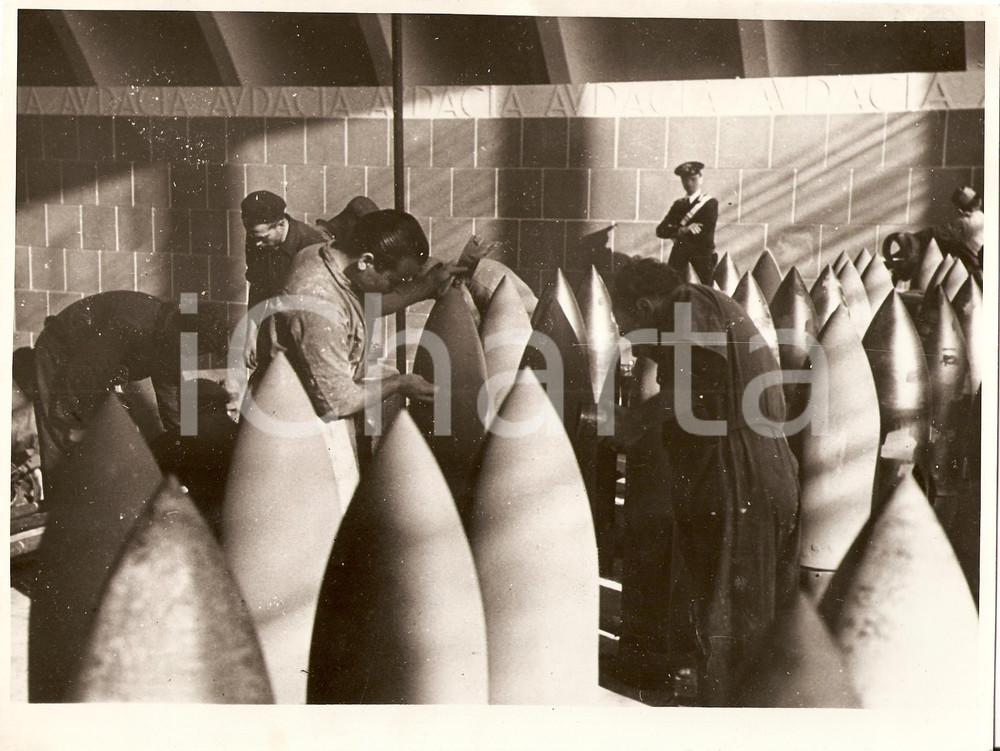 Fotografia d epoca originale 1940 ca WW2 Operai per fabbricare obici sorvegliati da carabiniere Fotografia 1