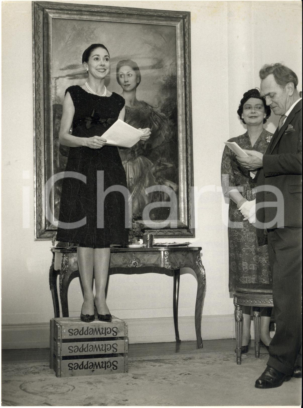 1960 LONDON Margot FONTEYN on a crate to gain elevation to address a meeting Fotografia d'epoca con didascalia coeva.  CONDIZIONI: GFORMATO: 15x20 cm     originale e autentica 1