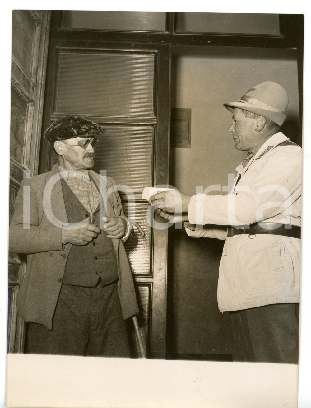 1956 BRANZI (BG) Elezioni comunali - Contadino con una guardia forestale *Foto Fotografia d'epoca con didascalia coeva.  CONDIZIONI: G (ma lieve alone diffuso; minima piegatura al margine destro) FORMATO: 13x18 cm     originale e autentica 1