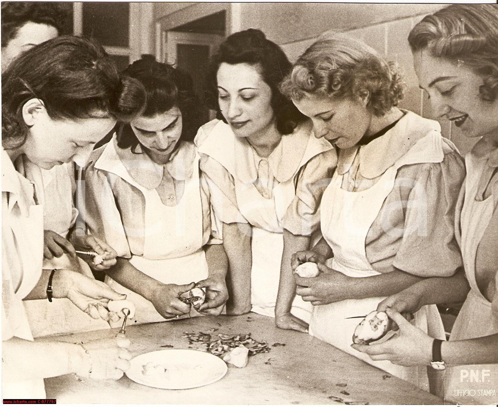 Fotografia d epoca originale 1941 ROMA WW2 Sbucciatura delle patate in una Scuola di economia domestica FOTO 1