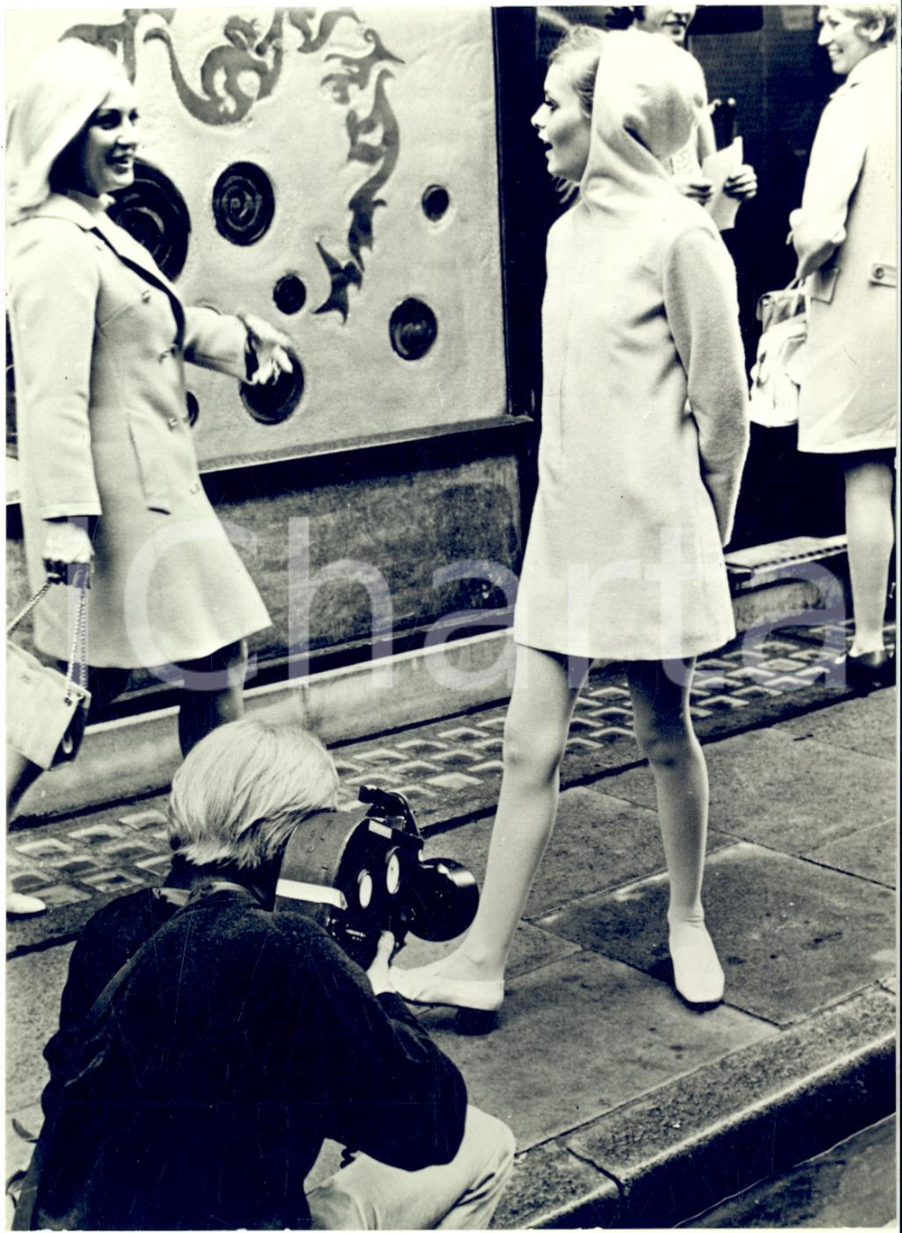 1967 LONDON Top model TWIGGY posa nel West End - Foto 13x18 cm