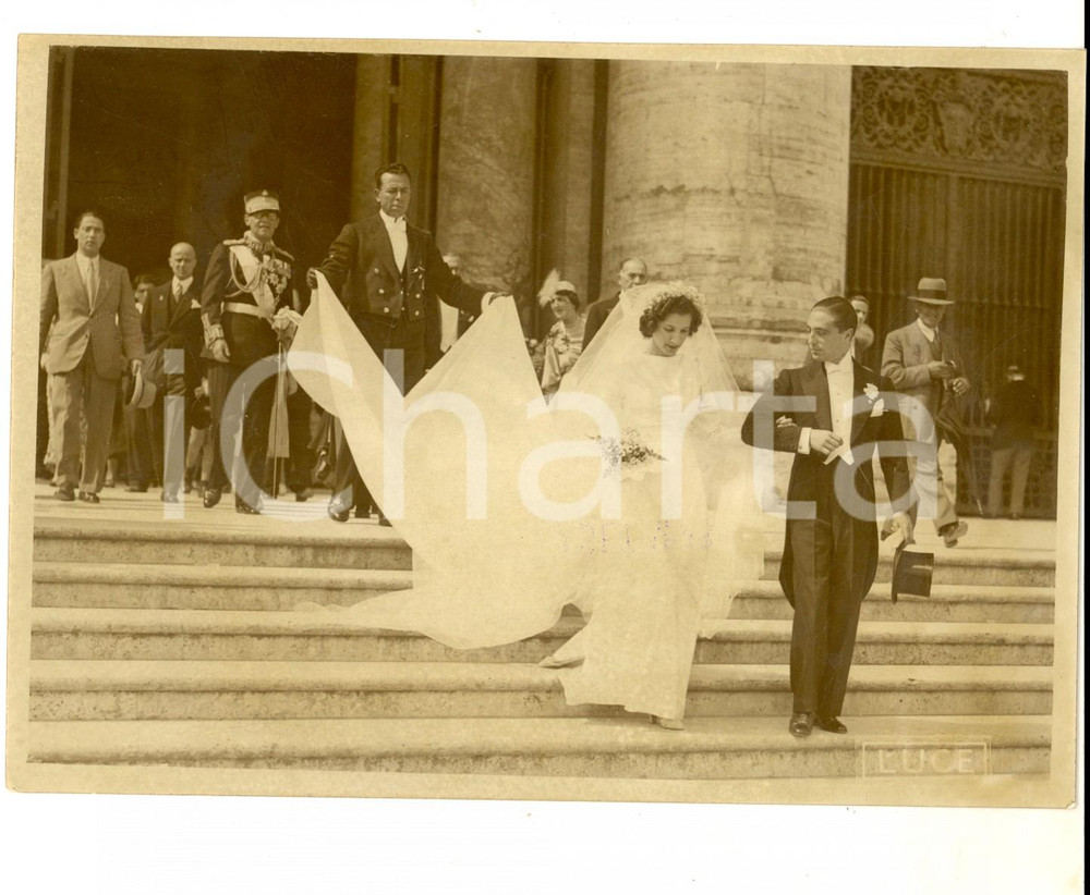 Fotografia d epoca originale 1937 ROMA ? Coppia di sposi esce da una chiesa Fotografia VINTAGE 18x13 1