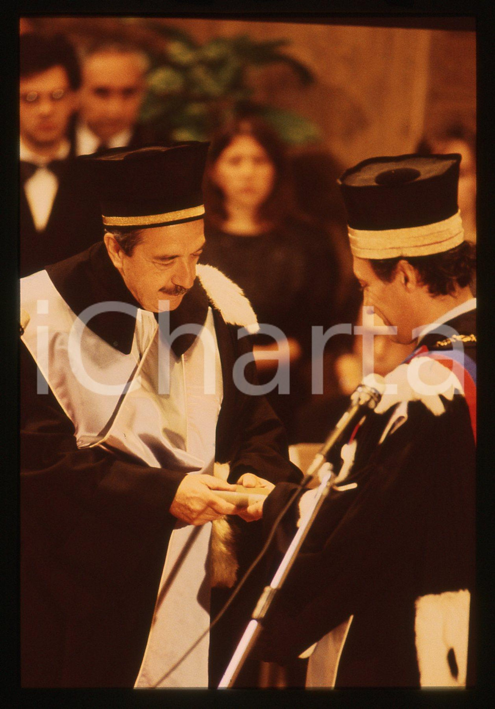 35mm vintage slide* 1988 UNIVERSITA' BOLOGNA Raul Ricardo ALFONSIN Ritratto 43  Diapositiva d'epoca, in formato 35 mm. La diapositiva ritrae il rettore Fabio Alberto Roversi Monaco e il presidente argentino Raul Ricardo Alfonsin, insignito della laurea honoris causa in giurisprudenza dall'Universit&agrave; di Bologna il 22 novembre 1988.CONDIZIONI: GOOD  Tutti i diritti riservati.E' severamente vietata la riproduzione. ICharta mette in vendita, sul negozio eBay e in esclusiva sul sito "icharta" il proprio archivio composto da numerose diapositive e negativi fotografici d'epoca, tutti originali e autentici, che attraversano la storia del costume italiano tra gli la fine degli anni Sessanta e Novanta.Si tratta di uno sguardo inedito sull'attualit&agrave;, la politica, la vita quotidiana, il gossip e la cultura, che fotografa il cambiamento della nazione in quest'ultimo scorcio del XX secolo. Un'occasione unica per il mercato del collezionismo, che vede finalmente disponibile un archivio eccezionale per vastit&agrave;, tematiche e condizioni, in un settore (il negativo fotografico e la diapositiva) di assoluta novit&agrave; e dalle interessanti prospettive di investimento.  originale e autentica 1