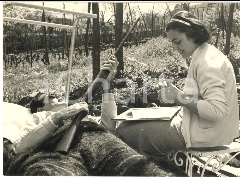 1957 NOVI LIGURE Fausto COPPI convalescente spara in aria con la moglie *Foto