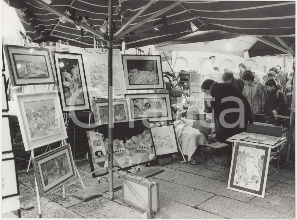 Fotografia d epoca originale 1990 ca MILANO ? Bancarelle  Mostra di pittore locale  Foto 24x18 cm 1