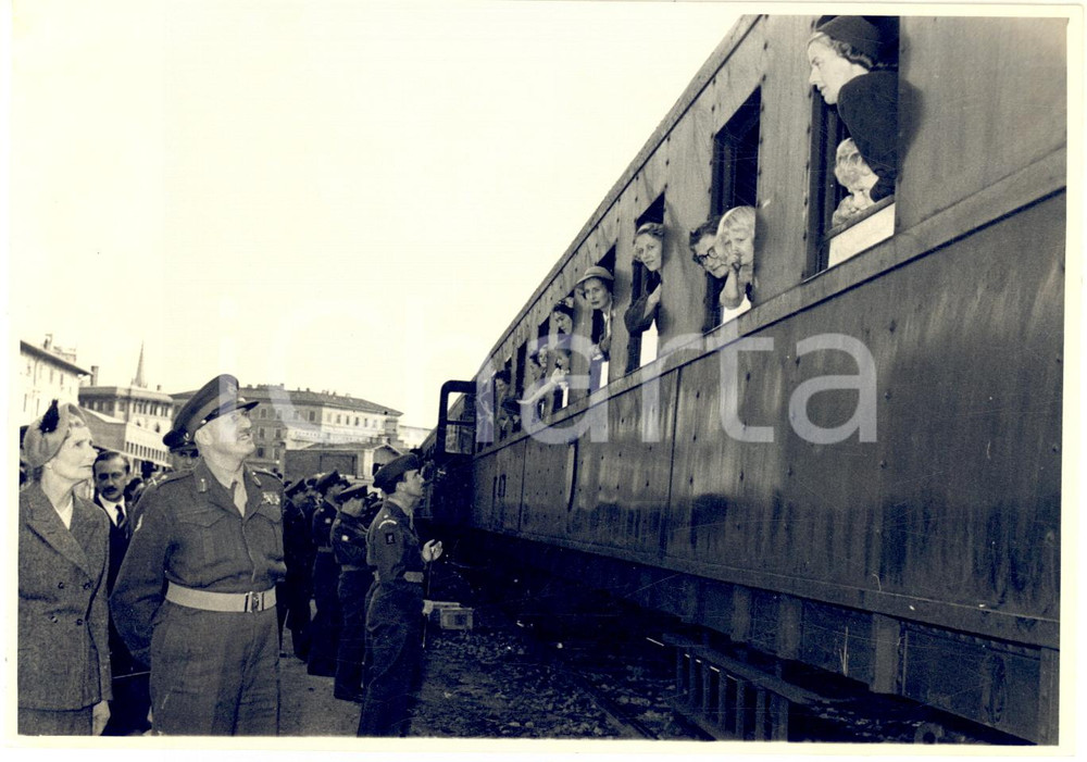 1953 TRIESTE Thomas WINTERTON saluta le famiglie inglesi in partenza - Foto