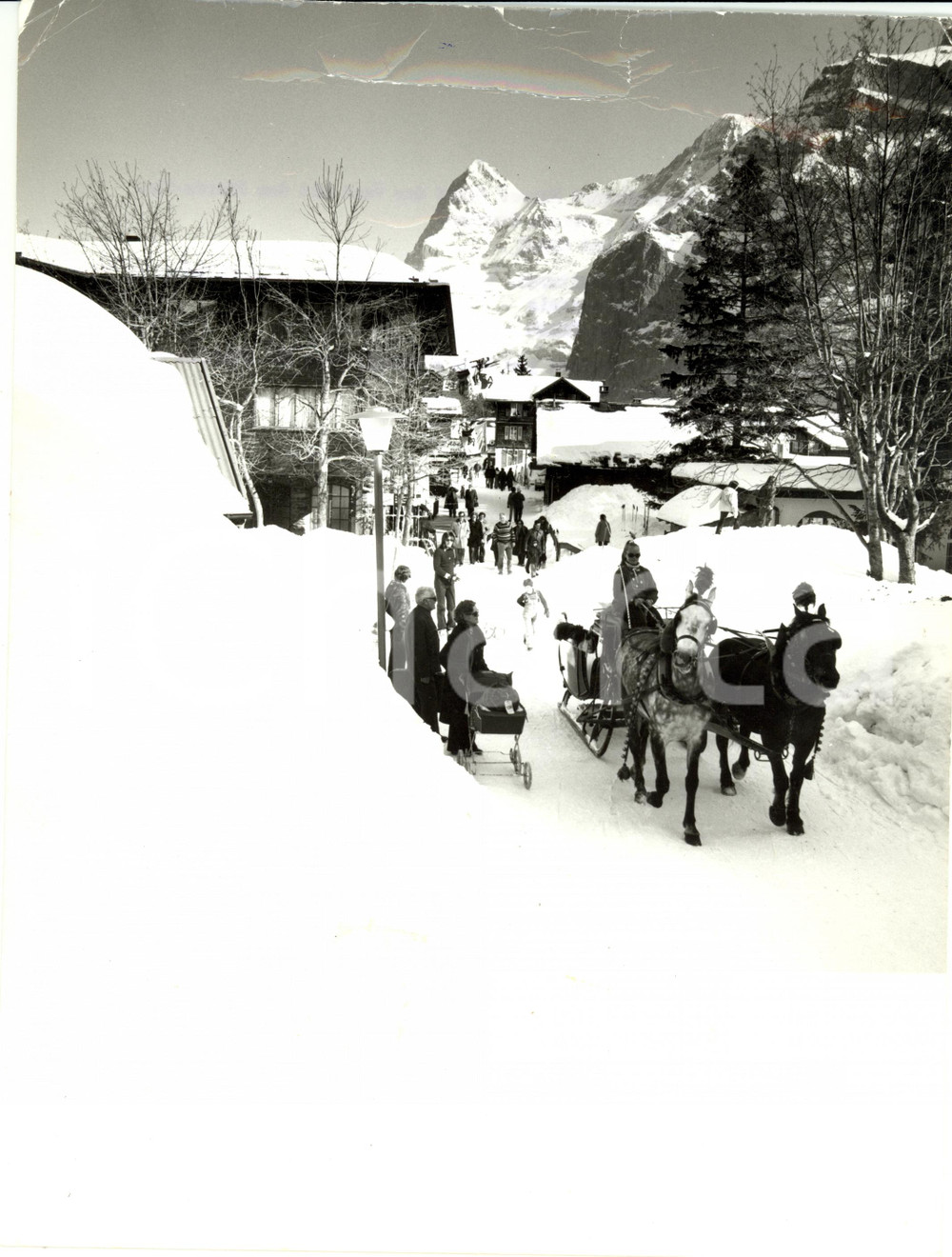 Fotografia d epoca originale 1980 ca SVIZZERA Villaggio MURREN  Slitte e pedoni su vie innevate DANNEGGIATA 1