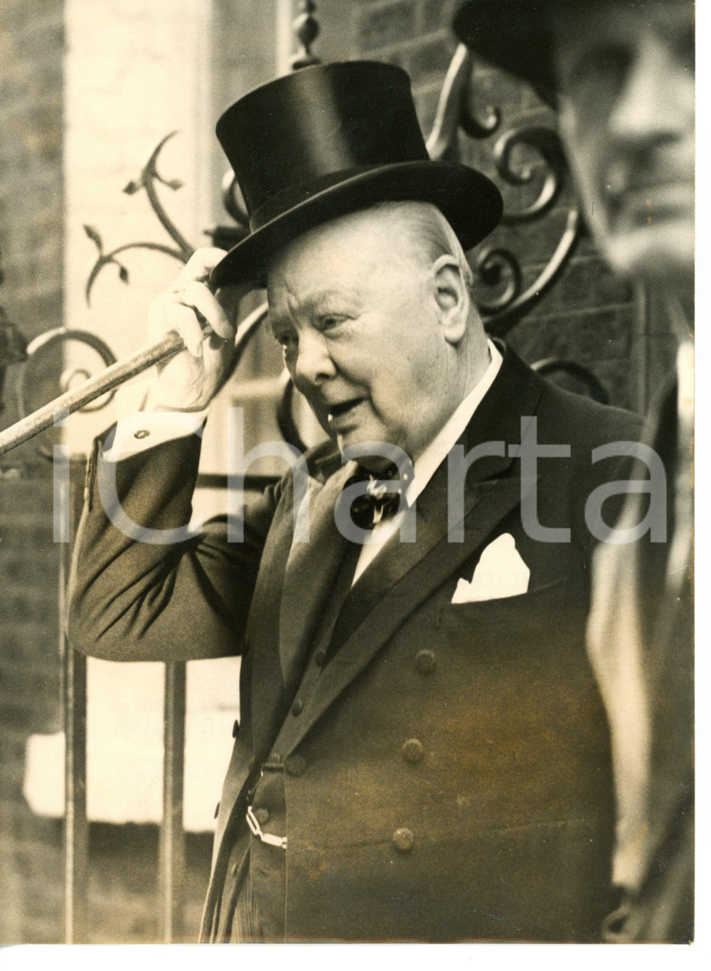 1955 LONDON Sir Winston CHURCHILL putting on his tall opera hat *Photo 15x20