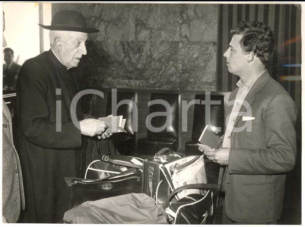 1956 ROMA Rientro padre Alberto DE AGOSTINI dopo la scalata del Monte Sarmiento Fotografia d'epoca con didascalia coeva al verso. CONDIZIONI: FAIR (lieve piegatura angolare)FORMATO: 18x13 cm     originale e autentica 1