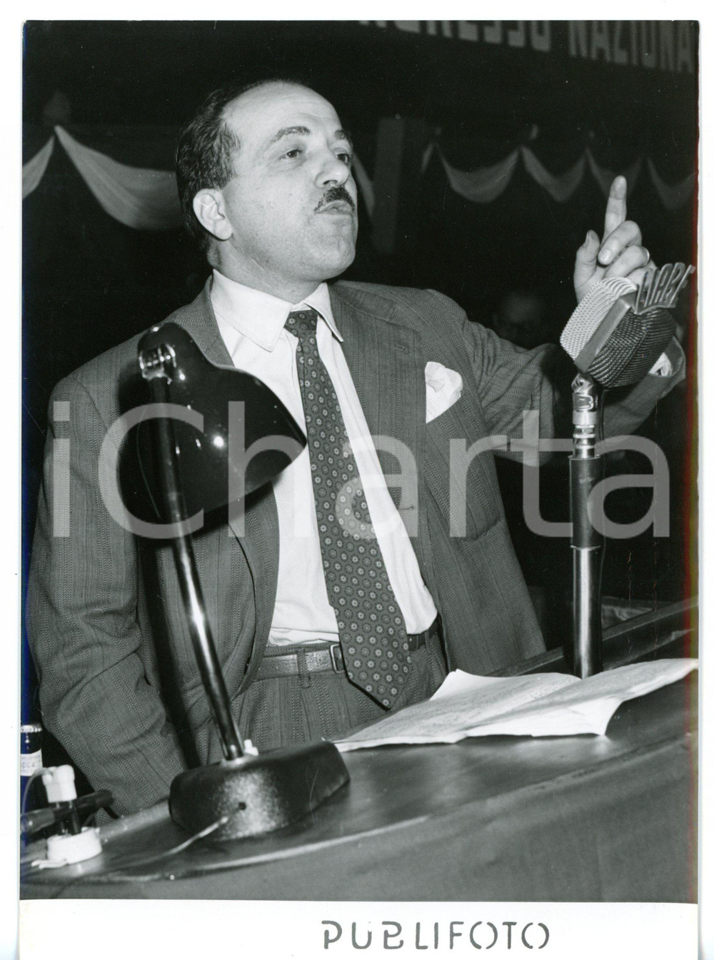 1956 MILANO Convegno PSDI - Luigi PRETI al banco degli oratori *Foto 13x18 cm Fotografia d'epoca con didascalia coeva.  CONDIZIONI: G (ma lieve sovraimpressione al margine destro) FORMATO: 13x18 cm     originale e autentica 1